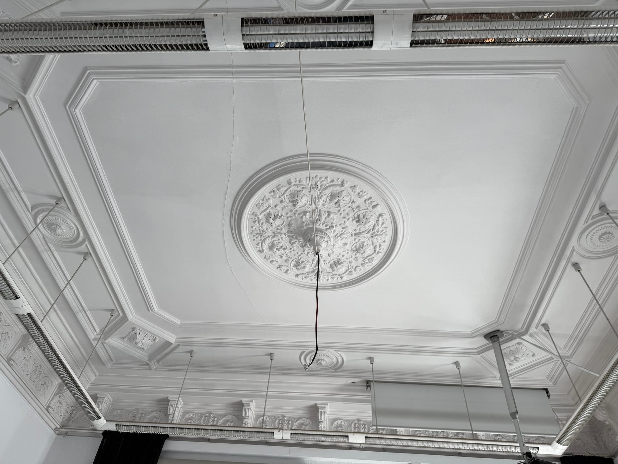 Original modernista ceiling rose and ornate plasterwork at Eixample 46