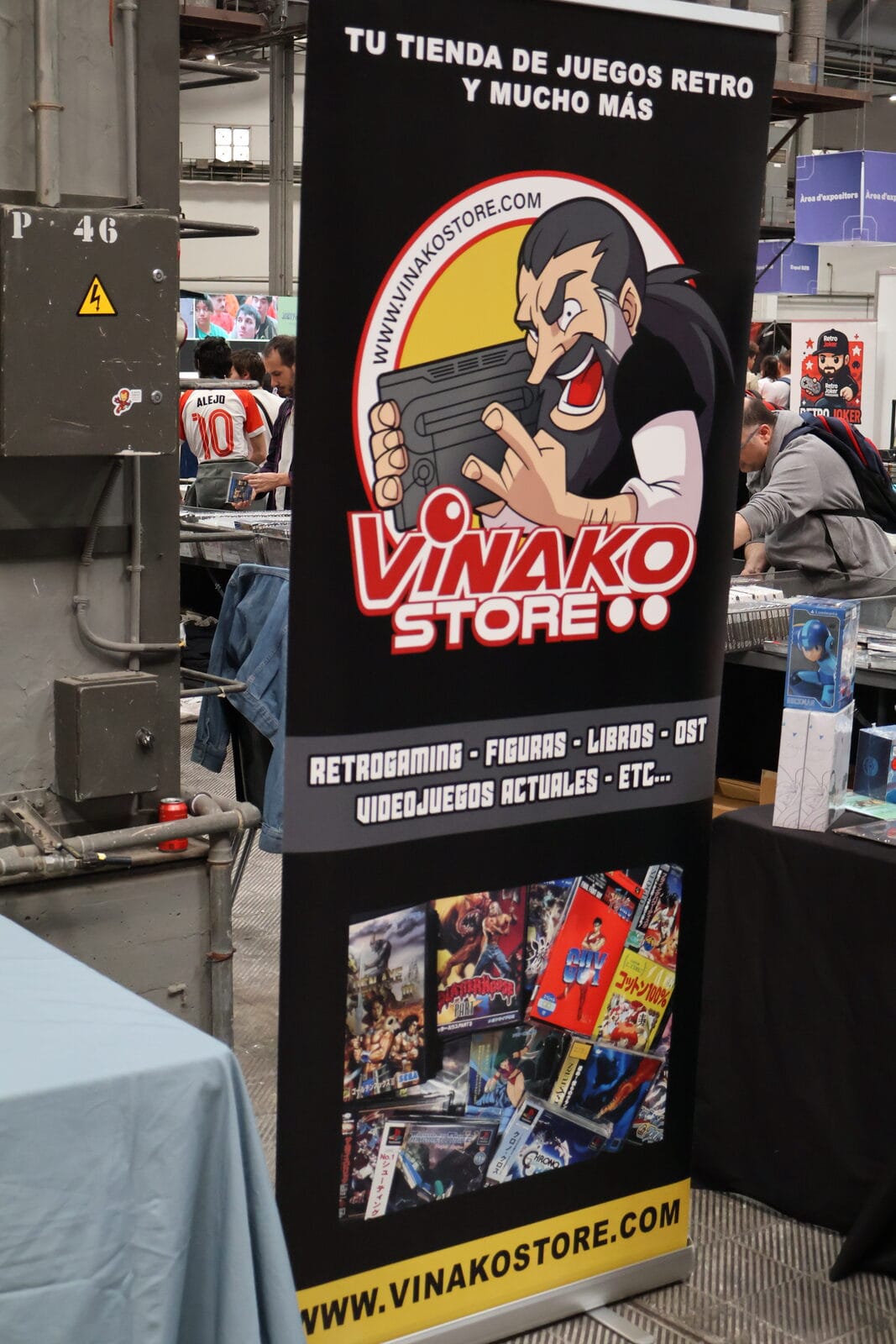Retro games advertised on a Vinako Store pull-up banner