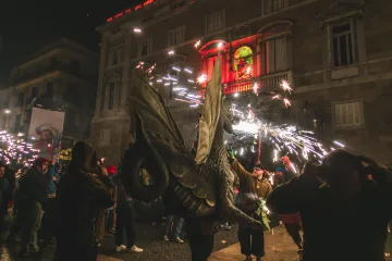 Cinta Vidal's 33-square-metre La Mercè 2026 mural in the interior terrace of Biblioteca Francesc Candel in Barcelona.