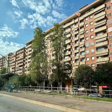 A ‘for rent’ sign displayed on a residential property in Barcelona.