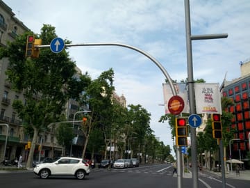 Barcelona Seeks Pause on New Traffic Light Rule