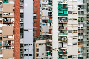 Man critical after fourth-floor jump in Barcelona