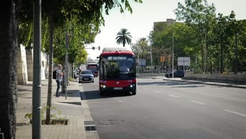 TMB puts first electric neighbourhood bus on route 185
