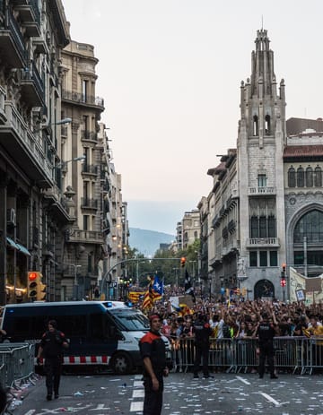 Mossos Deploy to Block Siege of Layetana Police HQ