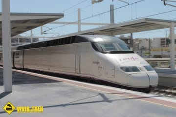 An Alstom S100 high-speed train on the Madrid–Barcelona line, the model involved in a recent fire incident.