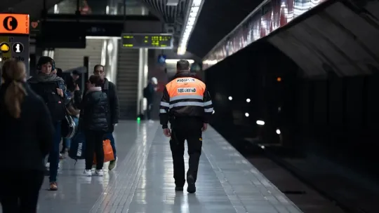 Barcelona Metro Guard Injured in Trinitat Nova Assault