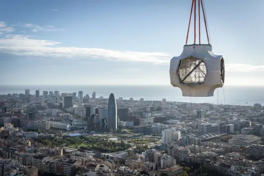 Sagrada Familia’s Tower Soars With 16-Tonne Cross
