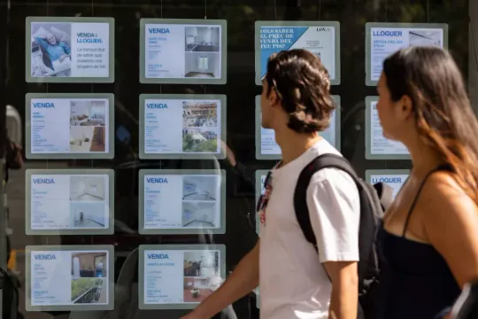 Generalitat inundated with 3,000 requests for flat deposit aid in just two months