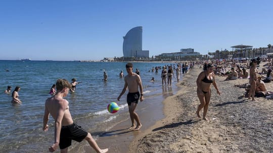 Noves multes per fumar a més platges de la costa de Barcelona