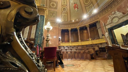 El Pleno de Barcelona pone a Collboni contra las cuerdas por huelgas y Ciutat Vella