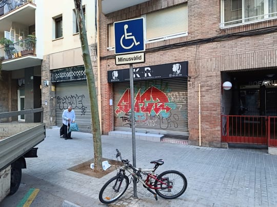 La paraula 'minusvàlid', vetada per llei, encara és present als carrers de Barcelona