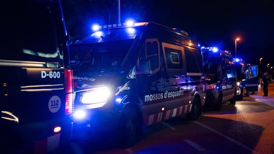 Un ferit greu per arma blanca en una baralla multitudinària al metro de la Pau