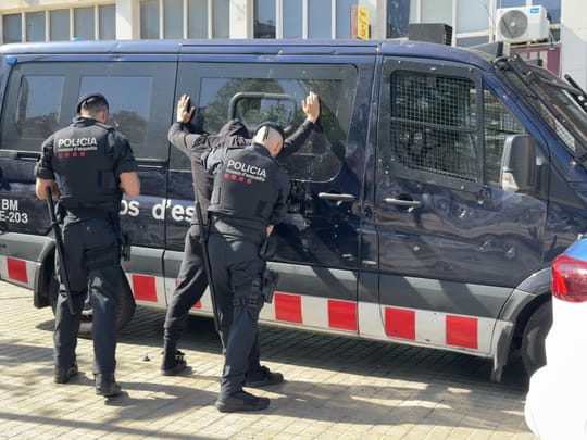 Cop als lladres de collarets a Barcelona: vuit multirreincidents detinguts