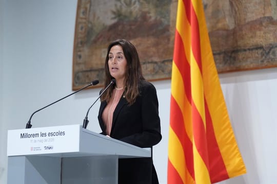 Catalan Education Minister Esther Niubó speaking at a press conference.