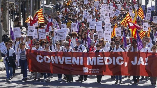Los especialistas de los hospitales catalanes dejan de hacer peonadas y las listas de espera se dispararán