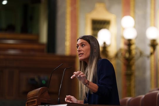 Miriam Nogueras, spokesperson for Junts, speaking at a podium with a serious expression.
