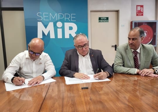 Officials from Montcada i Reixac Council and the Foinvasa-Molí d'en Bisbe industrial park entity sign an agreement at a table