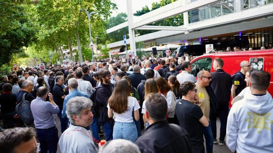 Nissan workers protest ERE at Barcelona consulate