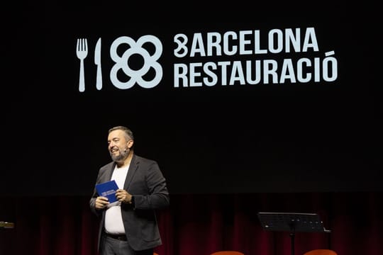 Salva Vendrell, president of Barcelona Restauració, speaking at a podium with Junts per Catalunya branding.