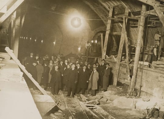 Barcelona celebra el centenari de Gaudí i l'L1 del metro