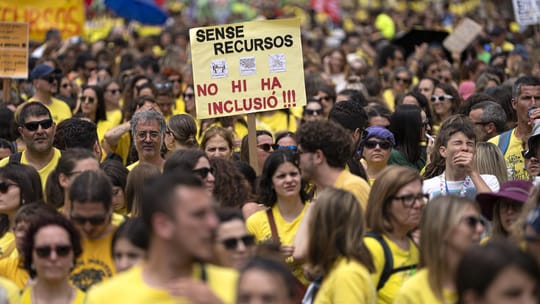 Protesters march through Barcelona demanding public education investment