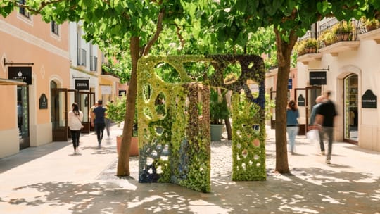 L'art de Gaudí floreix a La Roca Village amb una nova instal·lació