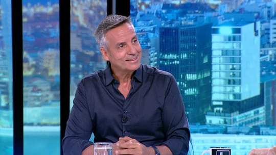 Ramon Pellicer, a veteran journalist, speaks during an interview, likely in a studio setting.