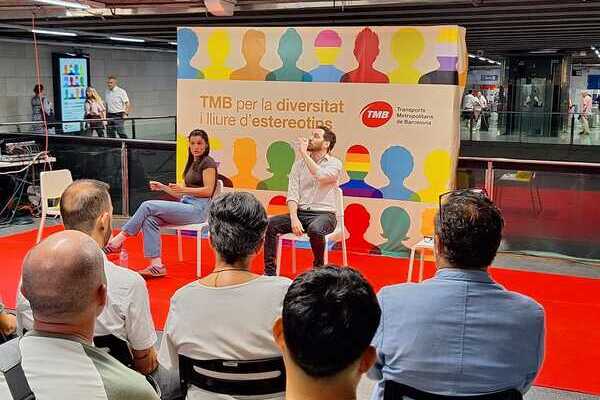 TMB tanca el Mes de la Diversitat amb una obra interactiva al metro