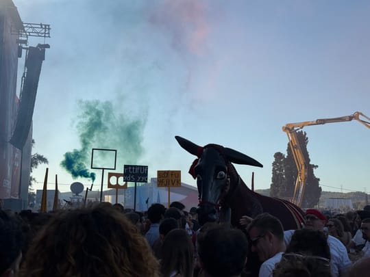 Vida opens with Vilanova folklore procession