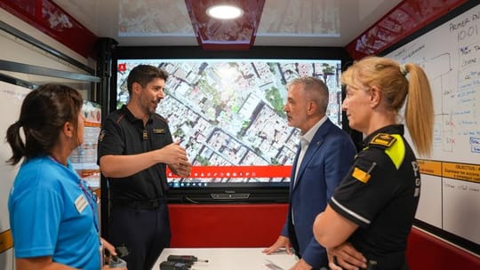 Emergency services near Carrer de Rubinstein in Putxet, Barcelona, after a sinkhole linked to L9 Metro works prompted building evacuations.