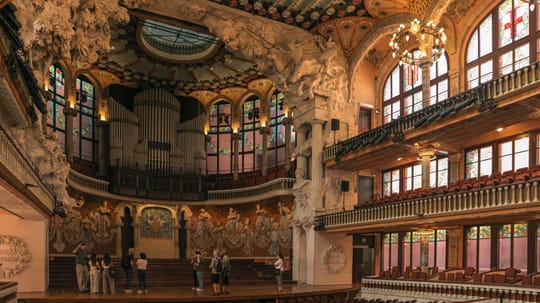 Concert crowd at a live music venue in Barcelona, illustrating the city’s summer 2026 programme across Port Vell, Poble Espanyol and Palau Sant Jordi.
