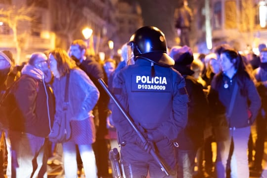 Officers from the Guardia Urbana and Mossos d'Esquadra in Barcelona, where the City Council has approved a new coordination agreement.