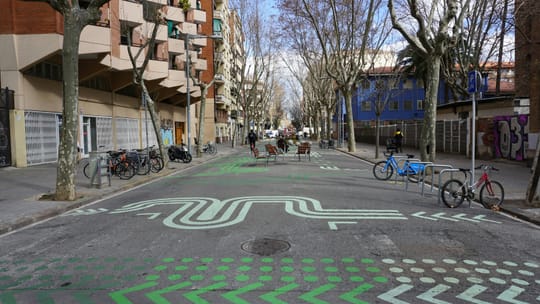 School entrance in Catalonia on the first day of term, with the planned 8 September teachers' strike affecting classes.