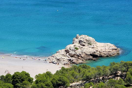 An accessible beach walkway on the Costa Daurada leads across the sand towards the sea.