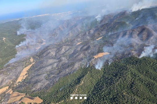Seven towns stay confined after Les Gavarres fire