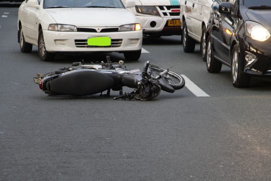 A traffic accident scene on a Barcelona street, illustrating the new process for requesting a forensic injury report.