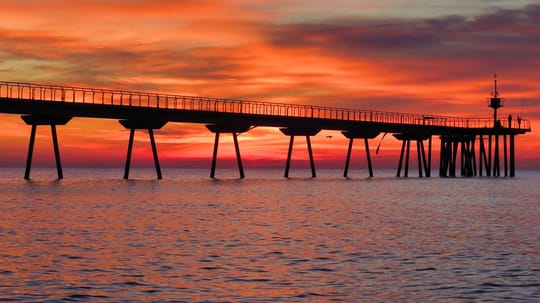 A floating construction platform is positioned beside Badalona's Pont del Petroli for reconstruction work from the sea.