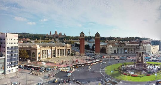 Espanya station on Barcelona Metro Line 1, where two suspects were arrested after a reported gold chain theft and escape onto the tracks.
