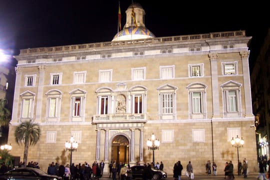 Barcelona skyline with government buildings visible, symbolising institutional reform proposals from Catalonia's self-government think tank.