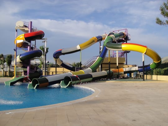 Festival-goers gather beside the wave pool at Illa Fantasía water park in Vilassar de Dalt during Circuit Festival Water Park Day.