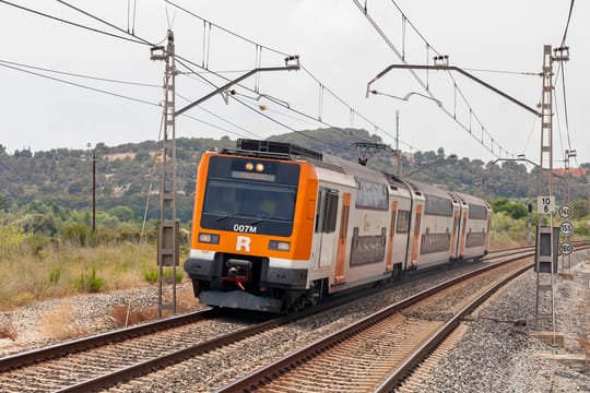 Railway platform in Tarragona during high congestion, showing crowded conditions following the solar eclipse on Wednesday.