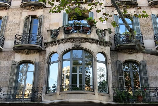 A balcony-crowned oriel, Barcelona
