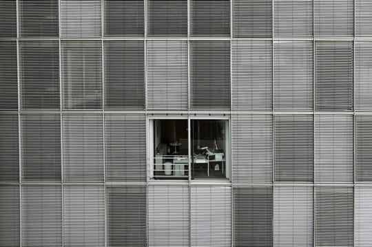 A worker at a desk in Baix Llobregat, illustrating unpaid overtime affecting employees in Baix Llobregat and L'Hospitalet de Llobregat.