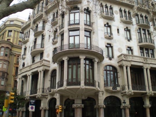 Man Stabbed in Neck at Barcelona's Casa Fuster Hotel