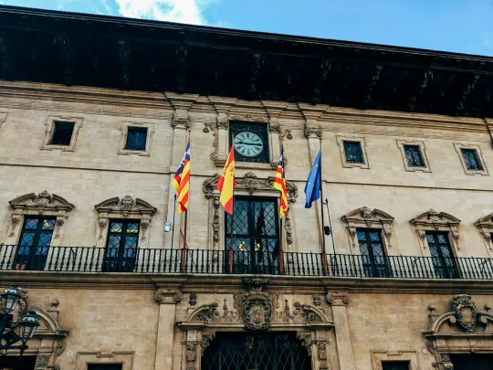 Mayors urge joint response to Barcelona housing crisis