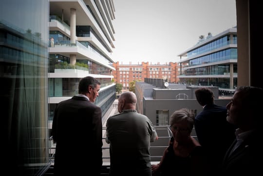 Sánchez Visits La Sibèria Social Housing in Poblenou