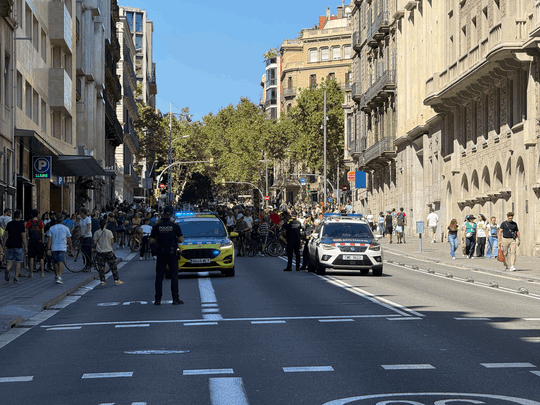Thousands protest El Prat expansion in Barcelona
