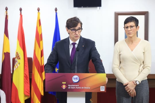 USTEC spokesperson Iolanda Segura speaks at a press conference in Barcelona, flanked by other union members, addressing media on education policy demands.