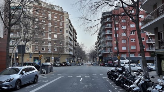 Construction site and urban development view of Colònia Castells in Barcelona’s Les Corts district, with new housing and green spaces planned.