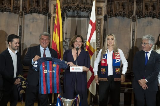Ada Colau offers support to Broad Front